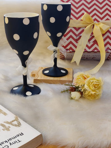 Non Breakable Wine Glass Gift Set - Black & White